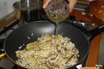 Шаг 3: Влить вино, дать выпариться алкоголю.