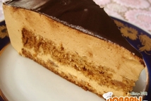 Шаг 3: Первый корж выкладываем в форму …