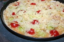 Шаг 4: Заливаю сверху оставшуюся яичную смесь …