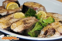 Шаг 6: Рыбку поперчить, посолить, добавить горчицу, …