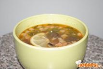 Шаг 5: В тарелку каждому выдавливаем лимон, …