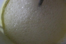 Шаг 3: Влить кефир, соду, какао