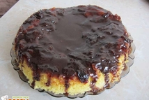 Шаг 10: Готовый пирог поливаем сверху приготовленной …