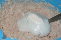 Шаг 3: Творог взбить с сахаром, манкой …