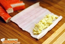 Шаг 3: Крабовые палочки развернуть и наполнить …