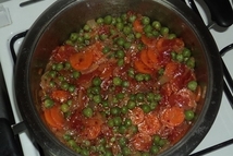 Шаг 2: Помидор очищаем от кожицы, режем …