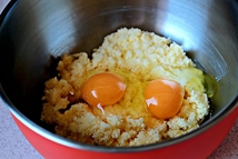 Шаг 1: Просеиваем и перемешиваем в миске …