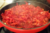 Шаг 2: На крупной терке натираем морковь …