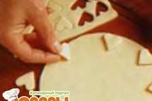 Шаг 2: Замотайте тесто в целлофановую пленку …