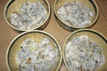 Шаг 5: Расформировать по порционным жаростойким тарелкам, …