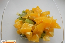 Шаг 1: Апельсин и киви очистить и …