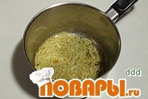 Шаг 4: Налейте в кастрюлю подсолнечное масло …