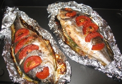 Дорада с помидорами и зеленью