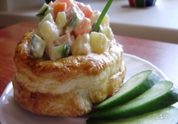 Рецепт: Слоеные «стаканчики» с салатной начинкой