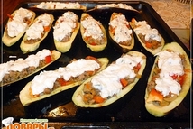 Шаг 4: Натереть сыр и чеснок, смешать …