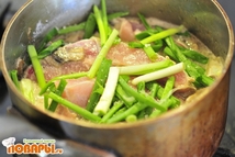 Шаг 3: После выложить кусочки рыбы. Лук …