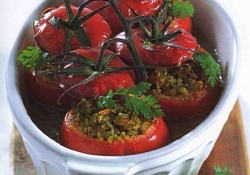 Рецепт: Помидоры, фаршированные булгуром и зеленью