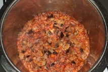 Шаг 3: В кастрюлю с толстым дном …