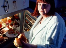 Почему поздним вечером особенно хочется есть?