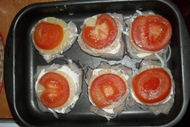 Шаг 5: Следующим слоем укладываем помидоры, нарезанные …
