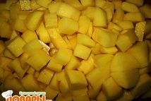 Шаг 7: Картофель порежьте не крупным кубиком