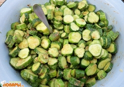 Рецепт: Салат из огурцов с горчицей