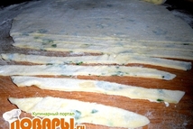 Шаг 3: Тесто раскатать и нарезать длинными …