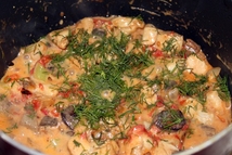 Шаг 7: Добавить рубленный укроп. Тушить еще …