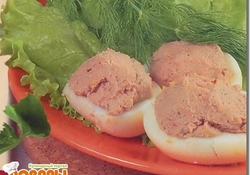 Рецепт: Фаршированные яйца под майонезом