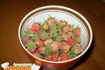 Шаг 1: Пока будет готовится земляника поставить …