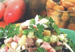 Салат мясной с маслинами