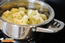 Шаг 1: Цветную капусту поделить на соцветия …