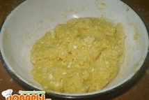 Шаг 3: Замесить тесто и разделить его …