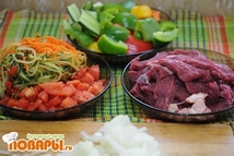 Шаг 1: Подготовка продуктов: Мясо порезать тонкими …