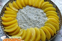 Шаг 3: С консервированных персиков слить жидкость, …