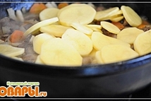 Шаг 6: Картофель режем кружками и добавляем …