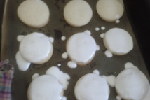 Шаг 6: Печенье-полуфабрикаты выкладываем на противень, я …