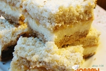 Шаг 3: На тесто выложить творог, сверху …