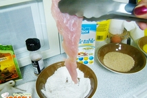 Шаг 2: Кусочки обмакнуть в муке, затем …