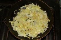 Шаг 2: Лук почистить и нарезать соломкой. …