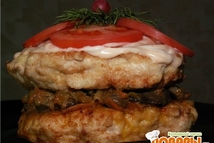 Шаг 6: Сверху смазываем соусом и кладём …