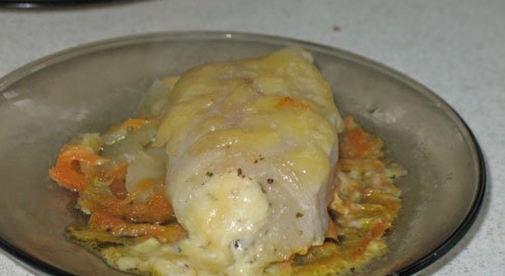 Рулетики из рыбы на овощном ложе