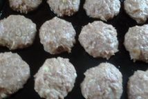 Шаг 2: Теперь просто берём немного фарша, …