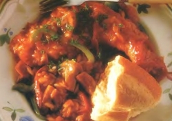 Рецепт: Курица с грибами в остром томатном соусе