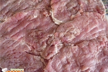 Шаг 2: На пищевую пленку разложить куски …