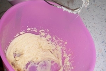 Шаг 3: Масло вливать маленькими порциями,по 1 …