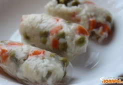 Рисовые рулетики с горошком и морковью