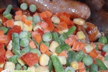 Шаг 2: Выложить в кастрюлю, засыпать овощами, …