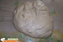 Шаг 5: Кусочек теста растягиваем без скалки.