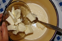 Шаг 3: Затем добавляем маргарин, соль. Все …